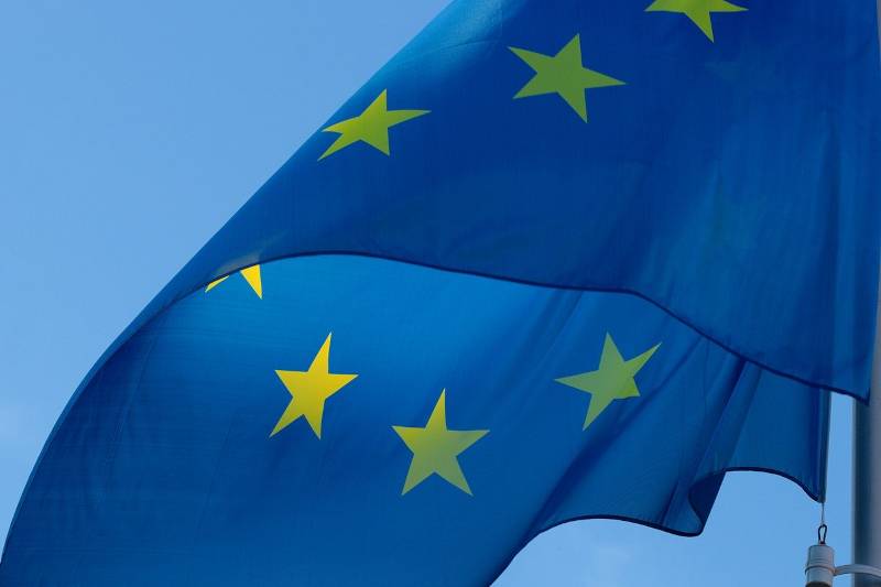 Bandiera dell'Europa che sventola dal pennone di un edificio.