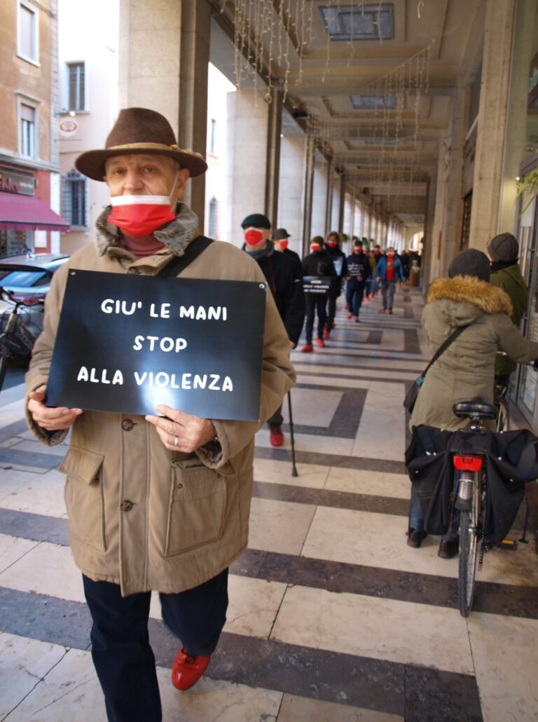Guarda il video degli Uomini in scarpe rosse