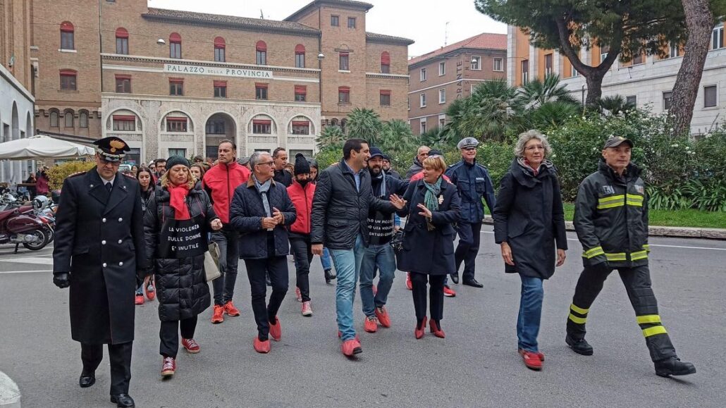 UOMINI IN SCARPE ROSSE- guarda il video!